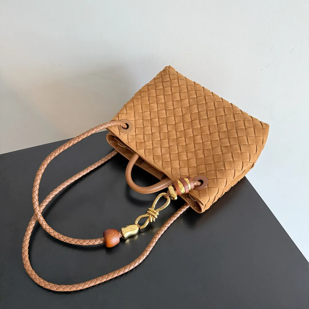 The new Andiamo batch of 3060 BV is shipped‼ ️The classic intercciato weaving process is used to create a soft bag, the metal knot is made of micro-cast aluminum using jewelry technology🪢, and the decorative beads are made of metal and hand-polished oak, allowing you to jump repeatedly between elegance and fun💃, making it unpredictable. Classic and versatile, it shows off your temperament, and the bag has a large capacity, making it very convenient for daily commuting! It has a variety of carrying methods, the shoulder straps can be adjusted by yourself, the original lambskin feels soft and delicate, and the unisex style breaks gender boundaries and brings a more practical and long-lasting use experience. The Andiamo, which has both elegant and casual styles, perfectly interprets the "fashionable old money style". Style number: 743568+wood hardware Color: suede amber brown Size: 25*22*10.5cm